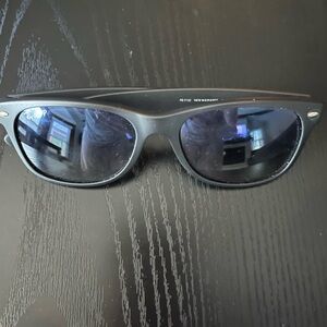 Rayban New Wayfarer Polarized Sunglasses. RB2132